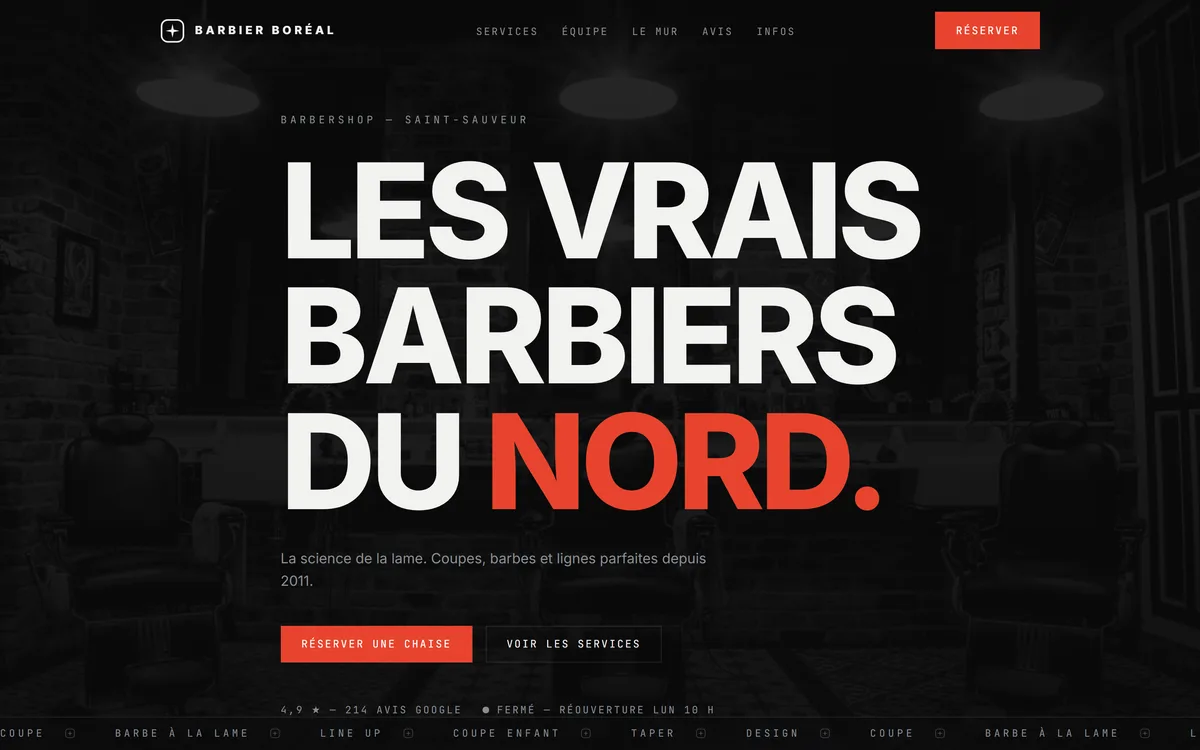 Aperçu du site démo : intérieur de barbier en brique sombre, fauteuils en cuir, éclairage chaleureux