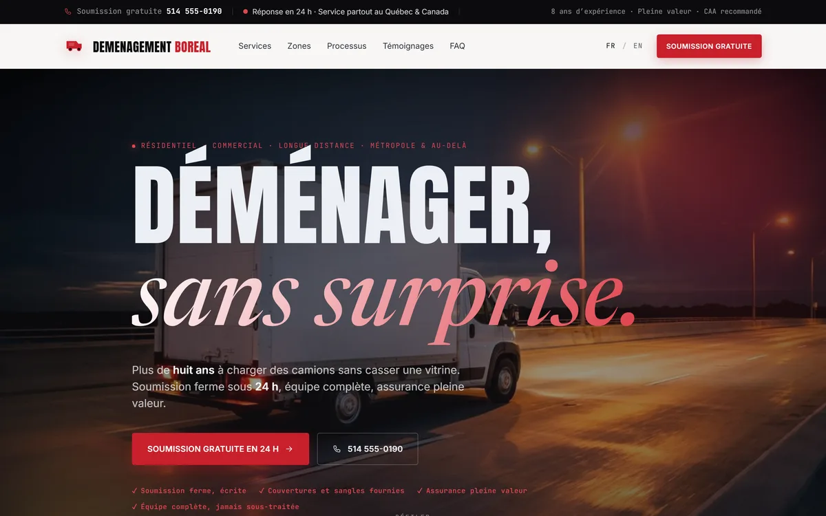 Aperçu du site démo : flat-lay de boîtes FRAGILE rouges et fournitures d'emballage sur béton sombre