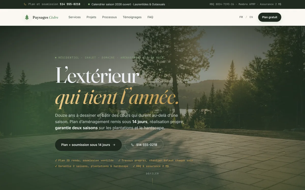 Aperçu du site démo : dégradé forêt profonde avec collines en arrière-plan et lueur dorée, titre italique sur l'extérieur qui tient l'année